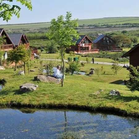 Skylark Sleeps 8 Private Hot Tub & Dogs Welcome Nr Padstow, Pool Bar & Watersports Holiday home
