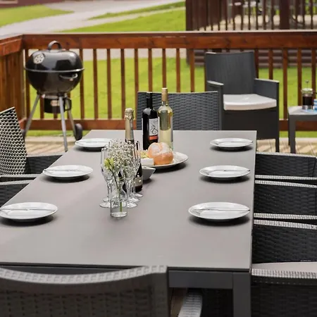 Skylark Sleeps 8 Private Hot Tub & Dogs Welcome Nr Padstow, Pool Bar & Watersports Holiday home St Columb Major